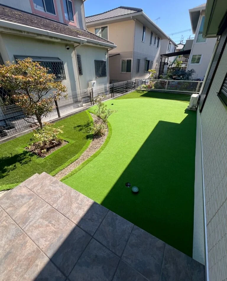 戸建て住宅の庭に、人工芝のパターグリーンを施工した様子