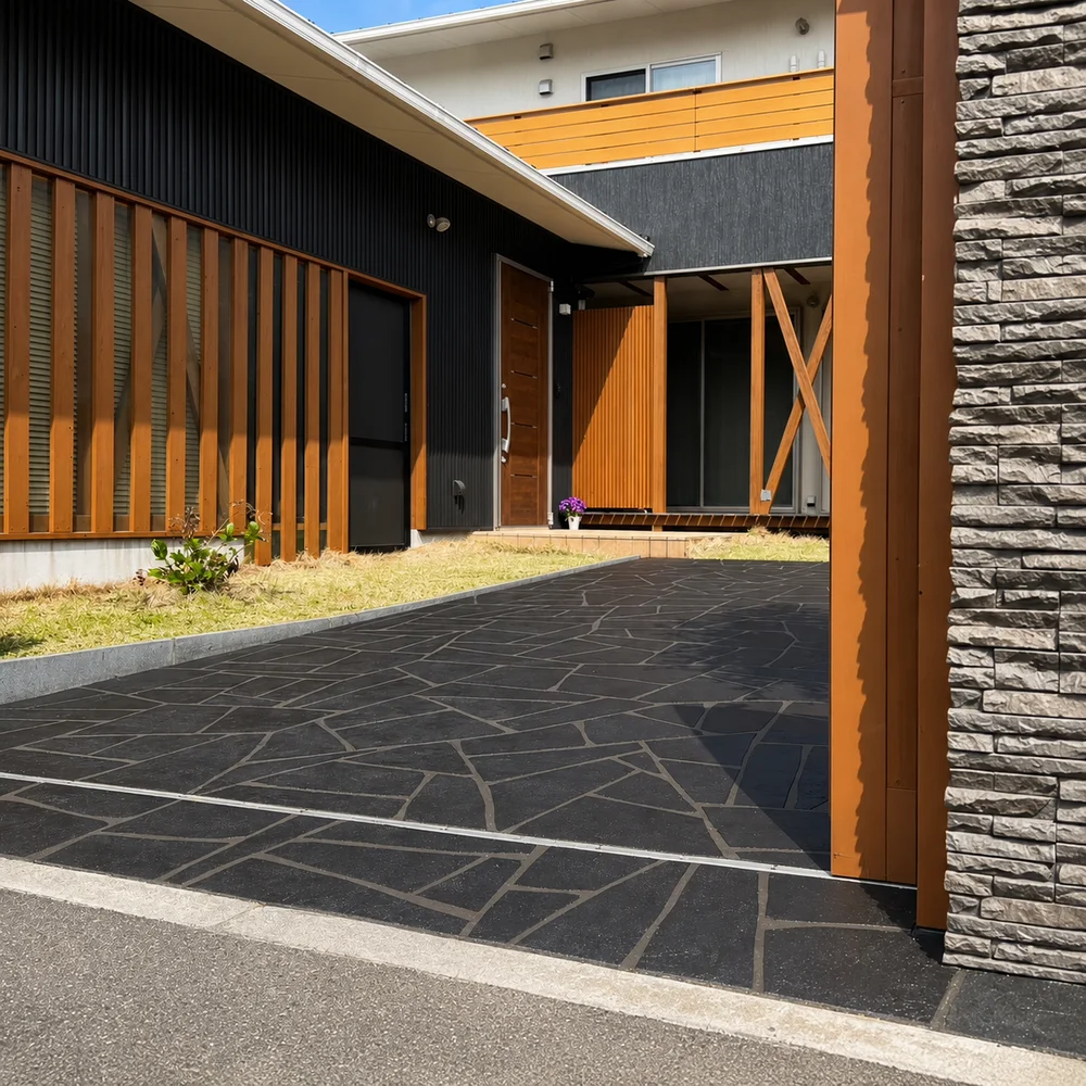 黒い割り肌調のTFフロアを施工した、木目と黒壁の住宅のアプローチ